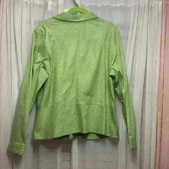 Sag Harbor Sz 16 green stretch flattering button up. Item# 7A - Picture 5 of 7